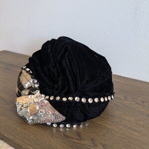 vintage 1980s does 1930s velvet black silver art deco hat  measures roughly 19.5